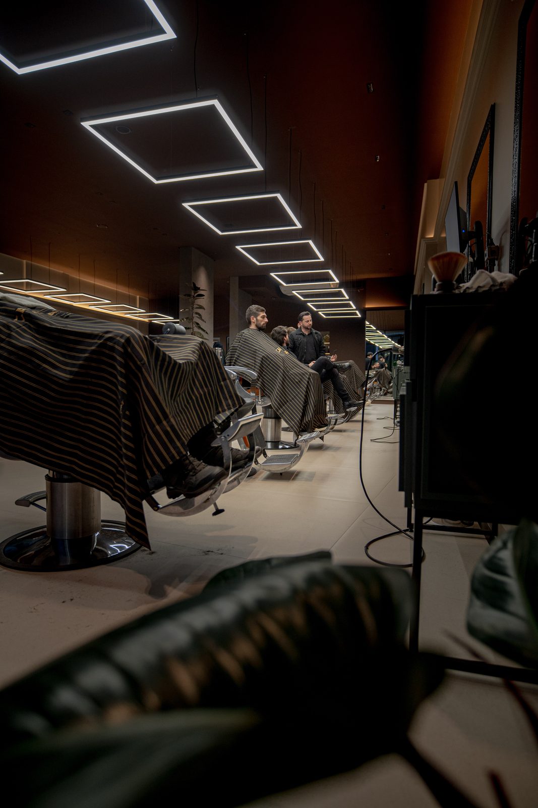 Fileira de cadeiras da Barbearia Cacciattori